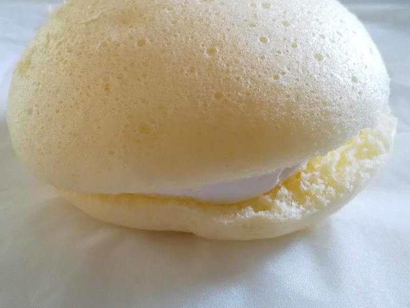 山崎製パン「もっちりとしたスフレ（苺ソース＆ホイップ）」3