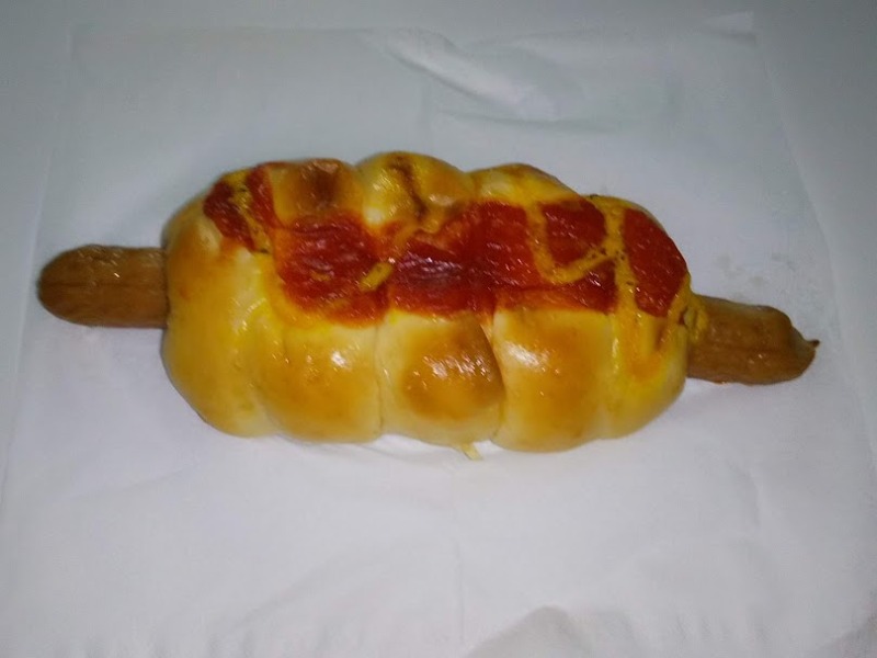 ローソン「あらびきポークフランクロール」3