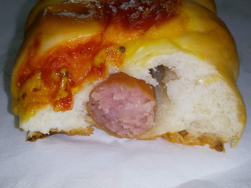 ローソン「あらびきポークフランクロール」4
