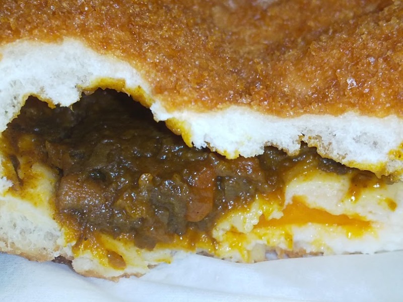 ローソン「とろ～り半熟卵のカレーパン」4
