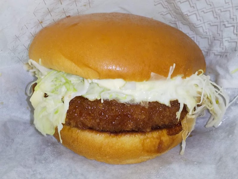 モスバーガー「メンチカツチーズバーガー」2