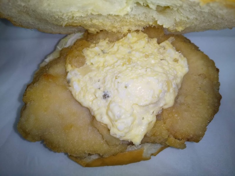 ローソン「照焼きタルタル鶏竜田揚げバーガー」4