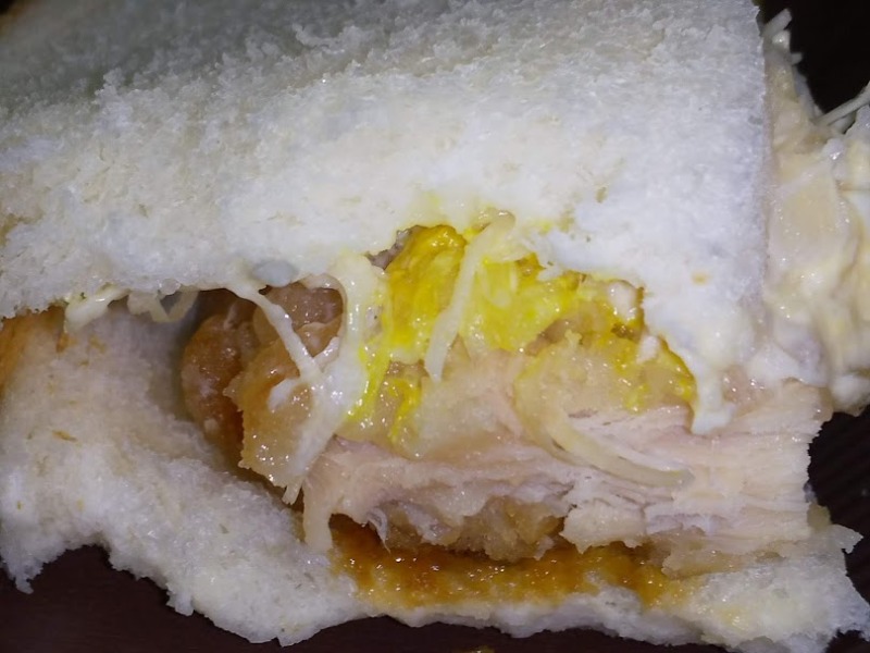 ローソン「タルタル鶏竜田揚げサンド」4