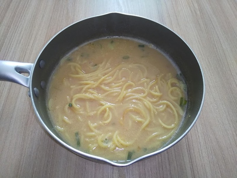 日清食品「今日はこってり 鶏白湯ラーメン」6