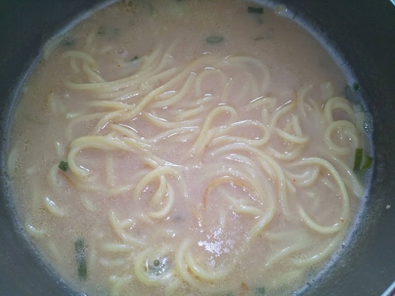 日清食品「今日はこってり 鶏白湯ラーメン」7
